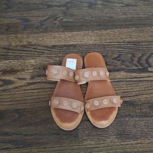 **Gently Worn** Flat Sandals